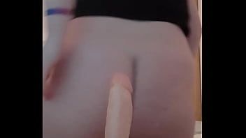 Odtwórz Ftm chłopak jeździ wielkim dildo na ladzie