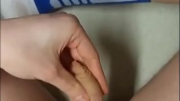 Reproduzir Rapaz brincando com seu pau sem cortes - belo prepúcio longo!