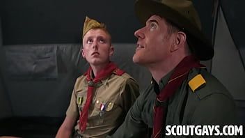 Afspelen Scout Richie kreeg anale training van meester Wolf in bootcamp