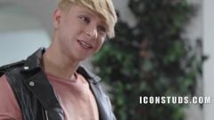 Reproduzir Foda-se crua do encanador para a bunda apertada de Twink loira gostosa