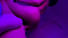播放 爸爸喝了啤酒裸露的slutty同性恋twink的紧密屁股