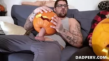 Jouer Maman part et papa costaud baise son beau-fils