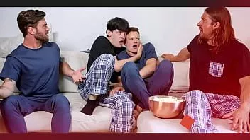 Jouer Bite familiale - un minet innocent s'implique dans un trio torride avec son demi-frère plus âgé et son beau-père en forme