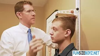 play Homosexual ian chupa y follada por su médico