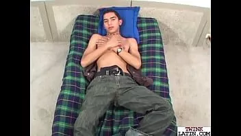 Jouer Mince latino amateur doigts trou du cul et se masturbe sur le lit