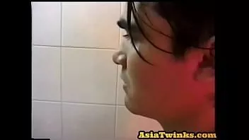 Jouer Minet asiatique aime caresser son arbre mal rasé dans la salle de bain