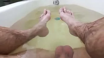 Jouer Caresser mon pied dans la salle de bain. branle-toi avec moi.