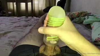 Redare Adolescent înfierbântat se masturbează și ejacizează cu tenga spinner