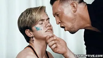 Odtwórz Pierce Paris zabiera swojego syna dziwki, jordana lake, do środka, aby dać mu prawdziwą lekcję, dając mu klapsa w dupę i ruchając go w usta!