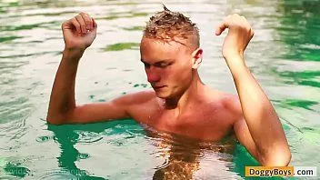 play Kasper Arley branle sa grosse bite de garçon non coupée