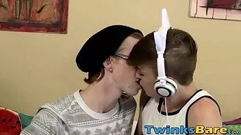 play Twinks teniendo sexo duro a pelo y chupando pollas