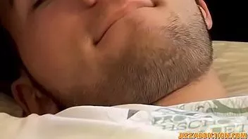 Odtwórz Jacob Wright bawi się swoim kutasem solo i uwielbia to