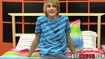Afspelen Twink Preston Andrews streelt zijn grote lul na het interview