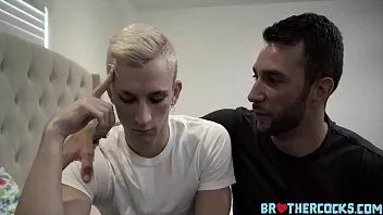 Jouer Son demi-frère avait le plus gros béguin pour lui