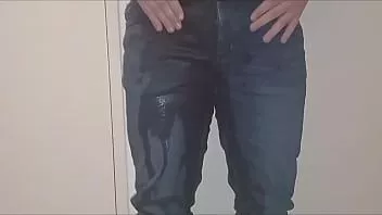 Odtwórz Młody chłopak sika w spodnie i dotyka