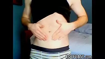 play Twink trekt aan zijn lul door ondergoed heen voordat hij masturbeert