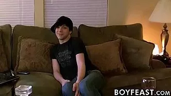play Emo twink memberikan oral seks yang panjang dan ceroboh sebelum disetubuhi dengan telanjang