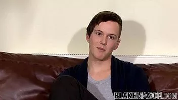 播放 英国业余 twink 亚历克斯 c 独奏鸡巴在采访中抚摸