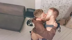 play Волосатая милфа долбит тугую задницу твинка на домашней встрече без презерватива