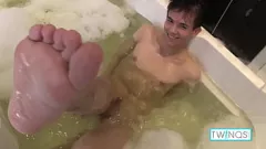 Redare Scenă cu săpun solo: Sesiunea fierbinte de handjob a lui Xander în cadă