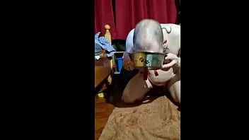 Jouer Sale chienne entraînée par le maître à pisser sur commande pour prendre un lavement et un poing pour une chatte béante