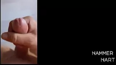 Afspelen Europese twink melkt zijn grote lul in een hete handjobsessie