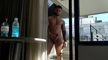 Afspelen Schattige twink bespioneert zijn opgehangen buurjongen en wordt diep anaal geneukt - met alex barcelona