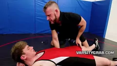 Afspelen Coach Brian Bonds geeft rookie Eric Charming een speciale anale training