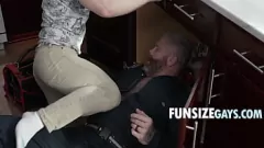 Riproduci Il grosso cazzo dell'idraulico muscoloso scopa il culo stretto del ragazzo gay
