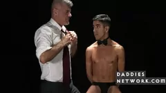 Oynat Twink Açık Artırma Kazandıktan Sonra Kaslı DILF Tarafından Sert Becerdin