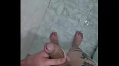 Oynat solo amatör twink oynuyor ile onun büyük dick içinde bu banyo