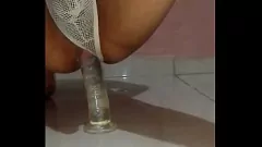 play Sıcak Eşcinsel Amatör Karşılaşmada Yeni Bir Yapay Penis Tangaya Binmek