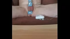 Redare Twink electro sună stins cu o cumshot intensă fără mâini