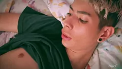 play Slim Twink schießt eine dicke Sperma -Ladung, während er seinen großen Latino -Schwanz ruckelt