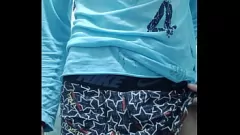 play 瘦的业余极客在淋浴前射出巨大的负载
