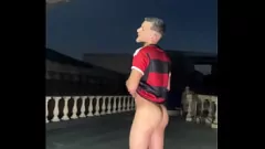 play Le fan de football brésilien arrive à la maison excitée et secoue une charge