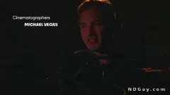 play Podcaster le da un toque tatuado una mierda anal dura en el sofá
