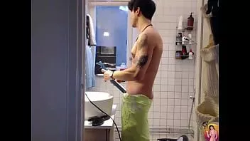 Afspelen Oude camshow topless balkon roken en scheren lul