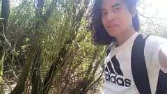 play Asian Twink Jon Arteen peitscht seinen Schwanz aus und pinkelt im Freien