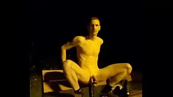play Détruire ma chatte et mes couilles en public