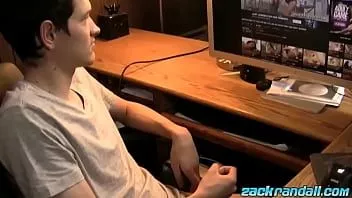 تشغيل الشباب طرفة عين الهزات قبالة له ديك و cums أثناء مشاهدة الإباحية