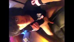 play Asian Twink freacă cocoșul neted pe scaun și se aruncă prin tricou
