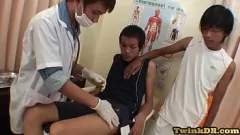Jouer Twinks asiatiques minces dans la session de jeu de jeu de rôle de médecin gay gay triple