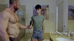 播放 肌肉发达的继父教害羞的twink鞍同性恋艺术