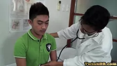 Jouer Greedy Asian Asian Tink's Anal Seduction by Gay Doctor in Medical Room