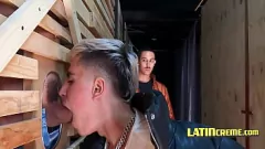 Oynat Hung Latin Lover Gloryhole'da Anonim Blowjob alır