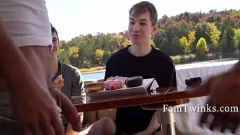 Reproduzir Lição de gangbang hardcore do padrasto para seu passo twink
