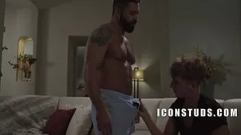 play Twink है एक पल के साथ उसके मर्दाना सौतेला बाप