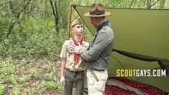 Abspielen Schüchterner Twink in Woods bekommt besondere kostenlose Aufmerksamkeit