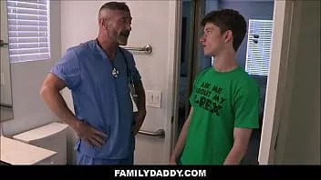 Redare Doctorul tată vitreg îi învață anatomia fiului vitreg în baie - Felix Maze, Keith Ryan